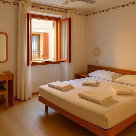 מאלצ'סינה Hotel Modena Old Town מראה חיצוני תמונה