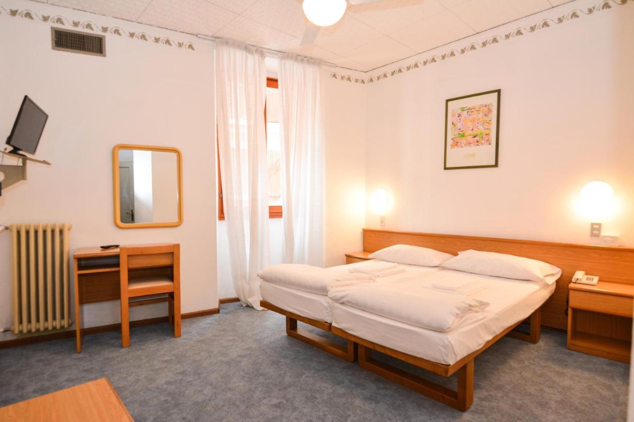 מאלצ'סינה Hotel Modena Old Town מראה חיצוני תמונה