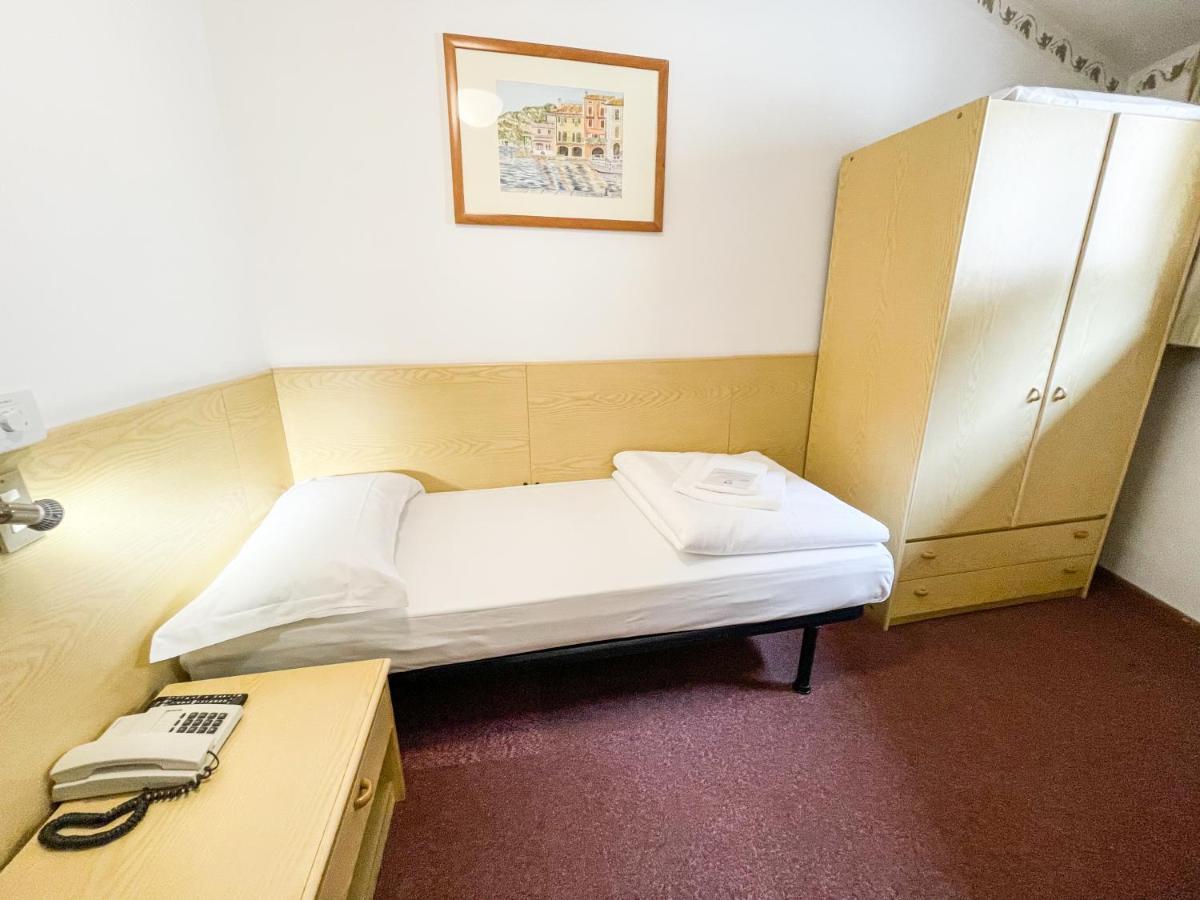 מאלצ'סינה Hotel Modena Old Town מראה חיצוני תמונה