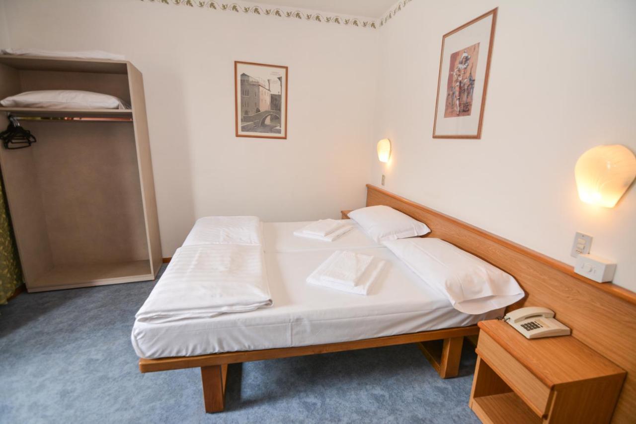 מאלצ'סינה Hotel Modena Old Town מראה חיצוני תמונה
