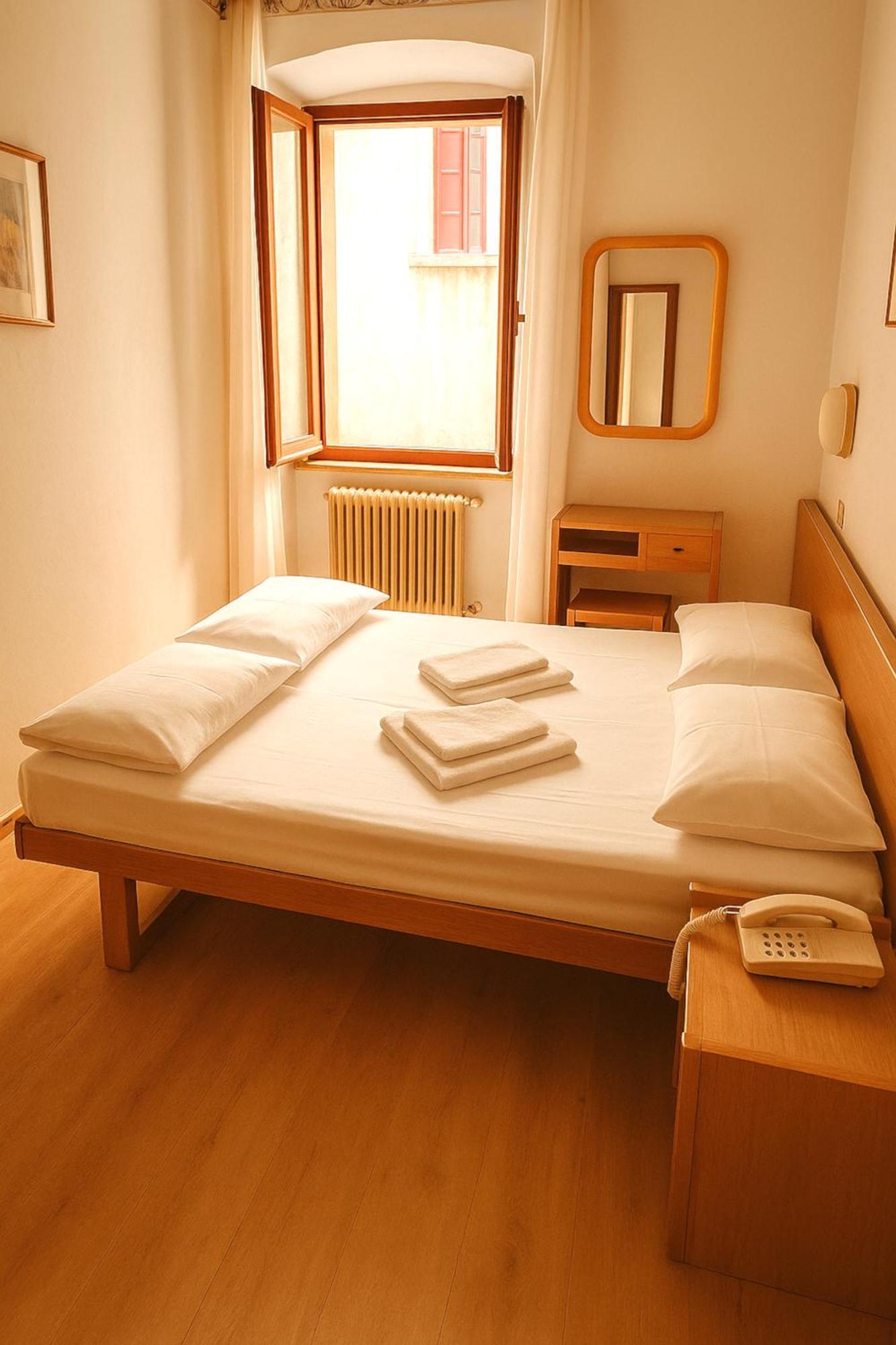 מאלצ'סינה Hotel Modena Old Town מראה חיצוני תמונה