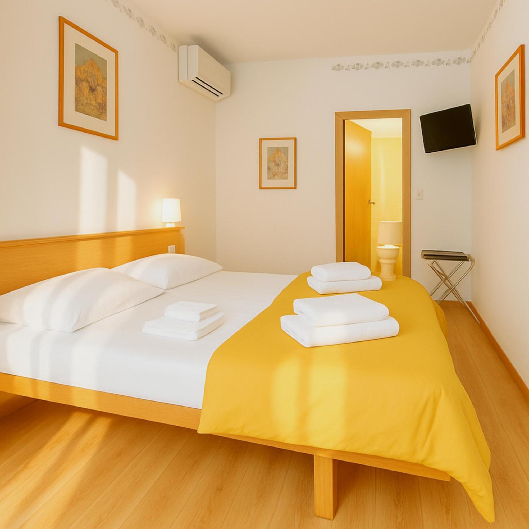 מאלצ'סינה Hotel Modena Old Town מראה חיצוני תמונה
