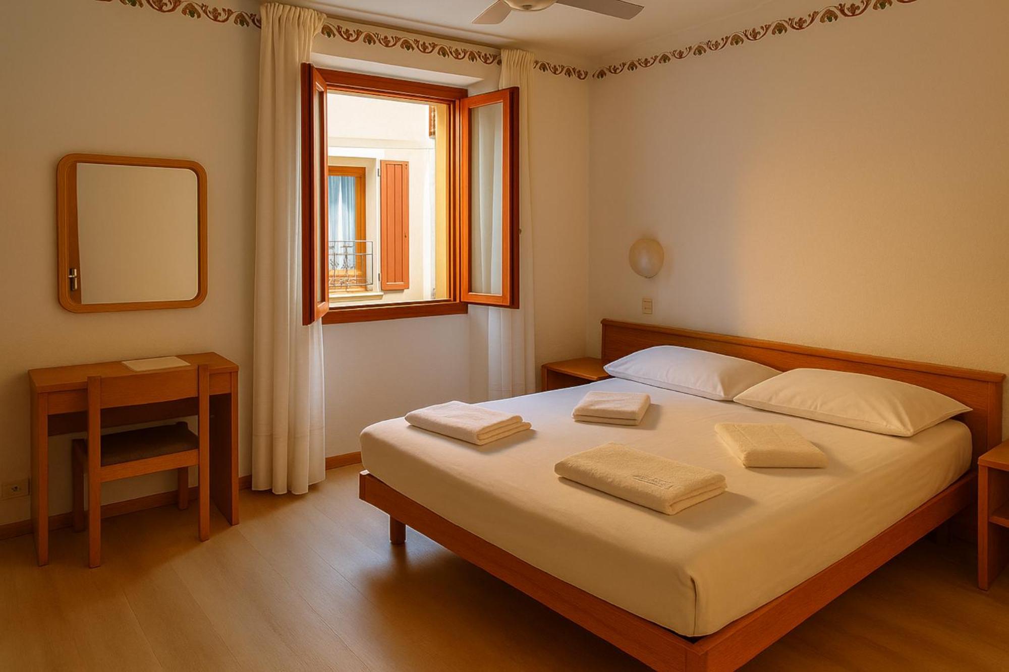 מאלצ'סינה Hotel Modena Old Town מראה חיצוני תמונה