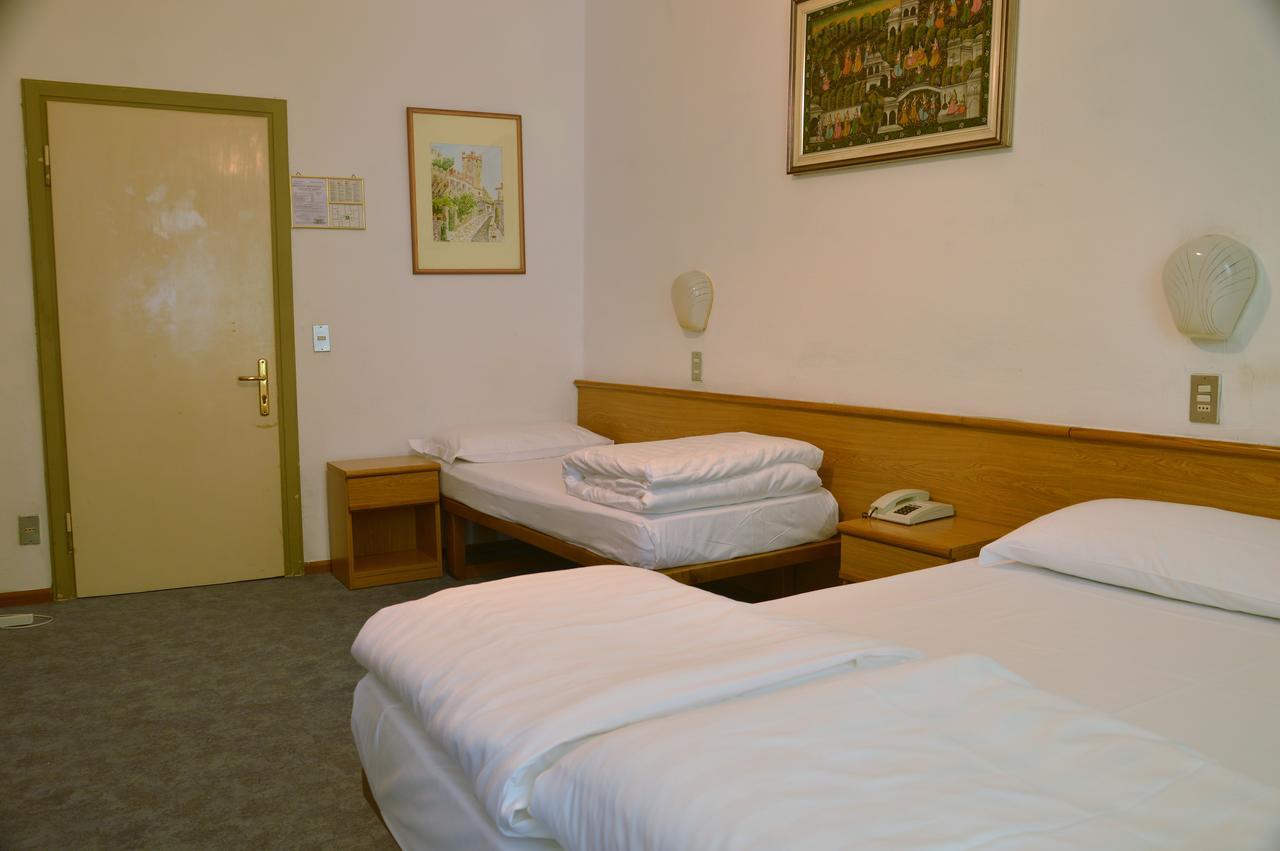 מאלצ'סינה Hotel Modena Old Town מראה חיצוני תמונה