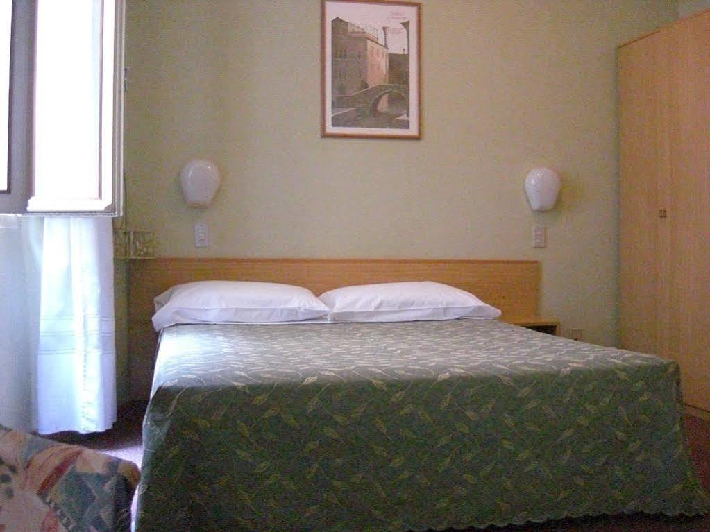 מאלצ'סינה Hotel Modena Old Town מראה חיצוני תמונה