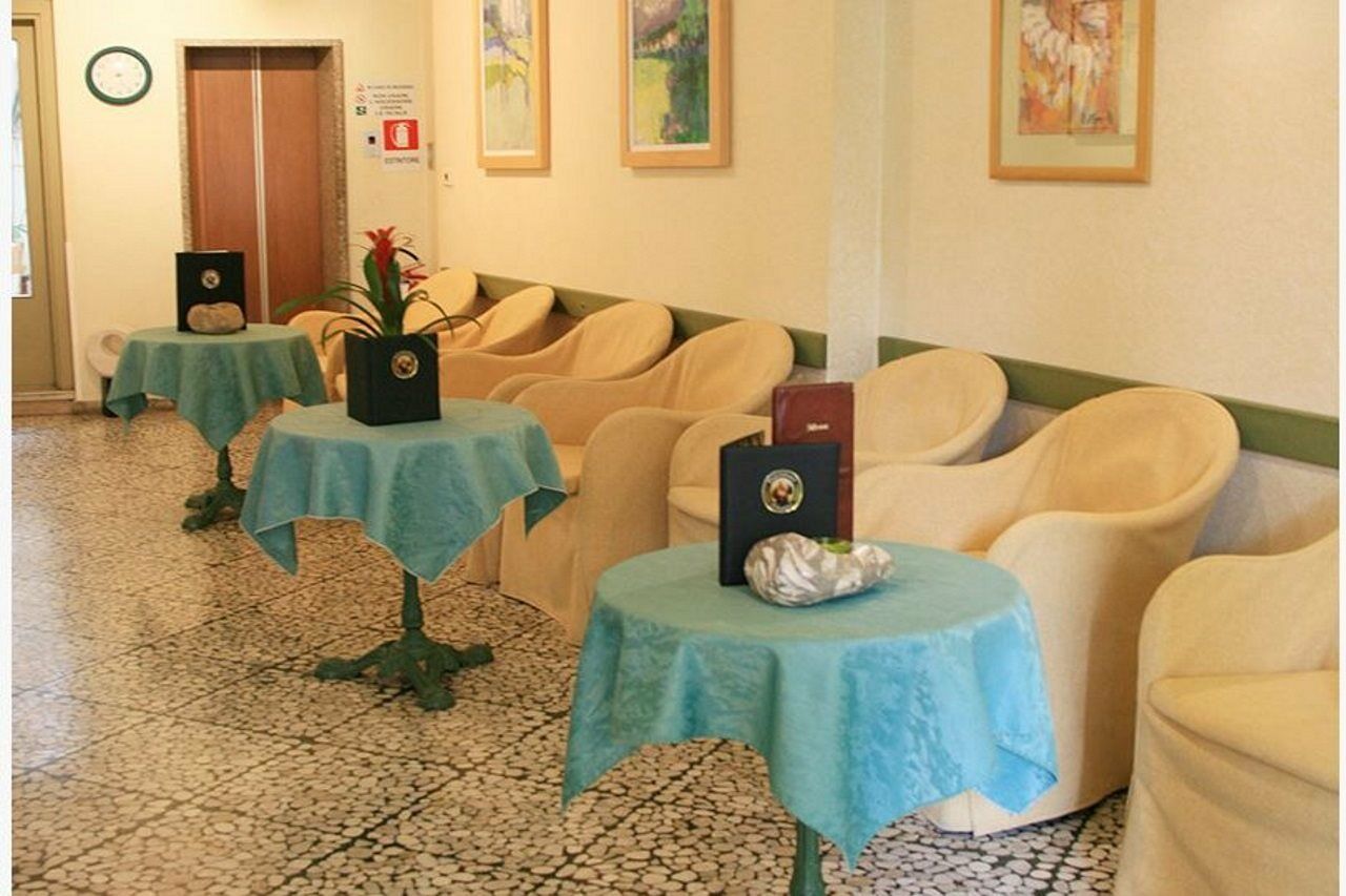 מאלצ'סינה Hotel Modena Old Town מראה חיצוני תמונה